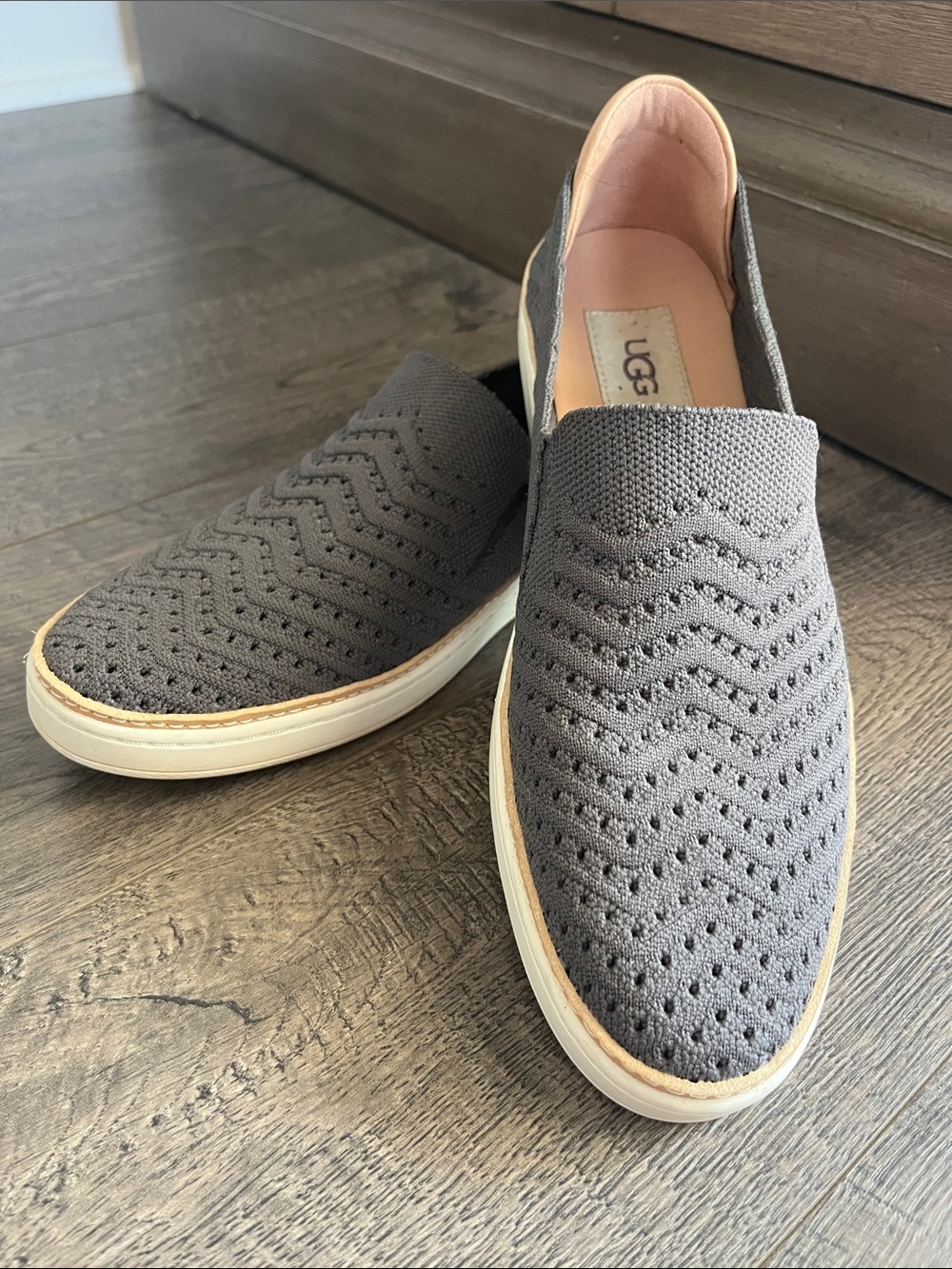 UGG women’s Sammy Chevron Knit Slip-On shoes sz. 8.5